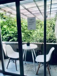 einen Tisch und zwei Stühle sowie einen Tisch und einen Tisch in der Unterkunft Write Asia Hollidays in Gampaha