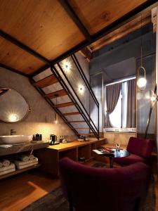 La salle de bains est pourvue d'un lavabo et d'une coiffeuse avec un miroir. dans l'établissement Cour des Loges Lyon, A Radisson Collection Hotel, à Lyon