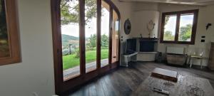 una sala de estar con una puerta con vistas a un patio en Casa in Locanda, en San Lazzaro di Savena
