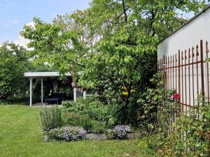 a yard with a fence and a garden with flowers at Historische Villa mit Garten, Luxus in Meerbusch