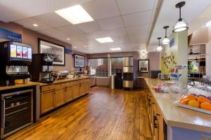 Kuchyň nebo kuchyňský kout v ubytování SureStay Plus Hotel by Best Western Tempe University