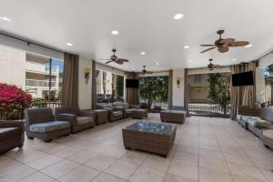 Posezení v ubytování SureStay Plus Hotel by Best Western Tempe University