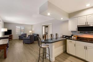 Kuchyň nebo kuchyňský kout v ubytování SureStay Plus Hotel by Best Western Tempe University
