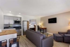 Kuchyň nebo kuchyňský kout v ubytování SureStay Plus Hotel by Best Western Tempe University