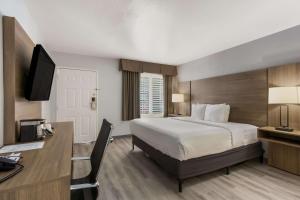 TV a/nebo společenská místnost v ubytování SureStay Plus Hotel by Best Western Tempe University