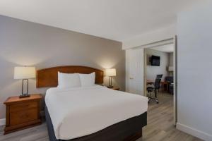 Postel nebo postele na pokoji v ubytování SureStay Plus Hotel by Best Western Tempe University