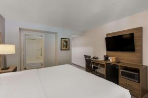 Kuchyň nebo kuchyňský kout v ubytování SureStay Plus Hotel by Best Western Tempe University