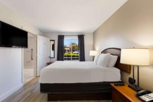 Postel nebo postele na pokoji v ubytování SureStay Plus Hotel by Best Western Tempe University + 35 fotografií