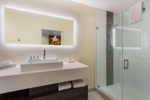 Koupelna v ubytování SureStay Plus Hotel by Best Western Tempe University