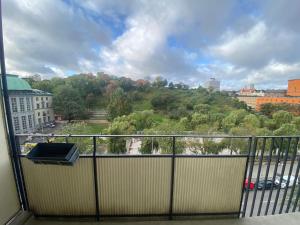 balcón con vistas a la ciudad en Stay Inn Apartment Sveavägen, en Estocolmo