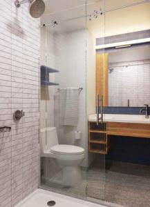 Hampton Inn by Hilton New York Times Square في نيويورك: حمام مع مرحاض ومغسلة