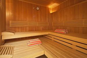 eine Sauna mit Holzwänden und Bänken und zwei Handtüchern in der Unterkunft Villa Fortuna mit Meerblick in Bansin in Bansin