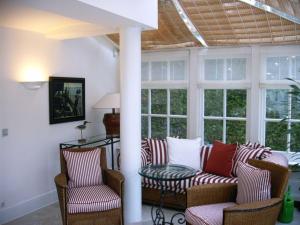 ein Wohnzimmer mit zwei Stühlen und einer Couch in der Unterkunft Villa Fortuna mit Meerblick in Bansin in Bansin