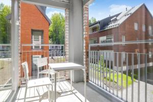 a balcony with a white table and chairs on it at Kotimaailma - Valoisa kolmio Espoon keskustassa in Espoo