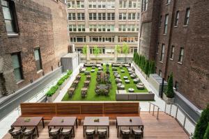 Κήπος έξω από το Embassy Suites By Hilton New York Manhattan Times Square