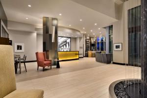 vestíbulo de un edificio con mesa y sillas en Embassy Suites By Hilton New York Manhattan Times Square, en Nueva York