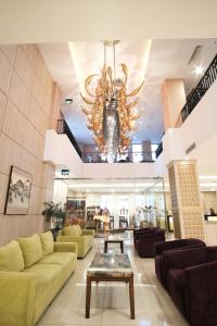 Lobi atau kawasan kaunter penerimaan di Hotel Chanti Managed by TENTREM Hotel Management Indonesia