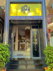 un ingresso a un negozio di lusso con un cartello sopra di Luxury SuiteMar a M'diq