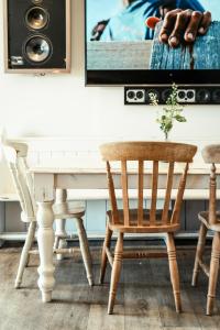 Saint Ervan的住宿－Macdonald's Farm，一间配备有白色桌椅的用餐室