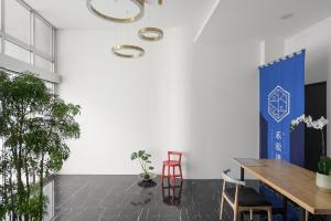 a dining room with a table and chairs at 禾淞津別邸 Kashotsu Bettei in Taichung