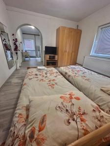 ein Schlafzimmer mit einem großen Bett mit einer Blumendecke in der Unterkunft Apartment Rea Ilidža 2 in Sarajevo