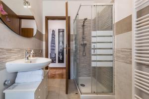a bathroom with a sink and a shower at Casa Vacanze Elma in Bussolengo