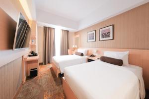 TV a/nebo společenská místnost v ubytování Hotel Chanti Managed by TENTREM Hotel Management Indonesia