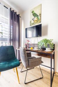 a living room with a desk and a chair at Apartamenty we Wrocławiu - Jaworska in Wrocław