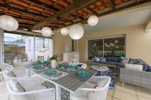 ein Esszimmer mit Tisch und Stühlen in der Unterkunft Villa Migron - Charmante maison avec piscine in Migron