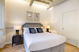 Кровать или кровати в номере Genteel Home Giraldi