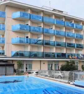 Bazén v ubytování Hotel La Bussola nebo v jeho okolí