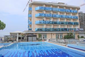 Bazén v ubytování Hotel La Bussola nebo v jeho okolí