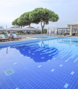 Bazén v ubytování Hotel La Bussola nebo v jeho okolí
