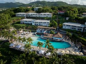 vista aerea sul resort e sulla piscina di GAP a Le Diamant