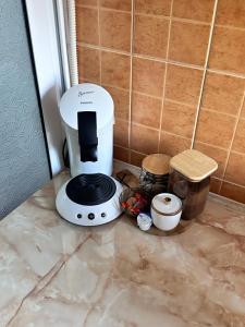 eine Kaffeemaschine auf einer Theke in der Unterkunft Daniela's rooms in Hunedoara