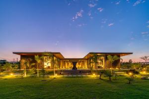 Un jardín fuera de StayVista's Anantam - exquisite 4BR with Huge Swimming Pool Villa in Delhi