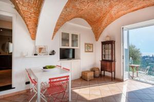 ein Wohnzimmer mit einem weißen Tisch und Stühlen in der Unterkunft Amazing Seaview in Santa Margherita by Wonderful Italy in Santa Margherita Ligure