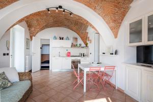 eine Küche und ein Wohnzimmer mit einem Tisch und Stühlen in der Unterkunft Amazing Seaview in Santa Margherita by Wonderful Italy in Santa Margherita Ligure