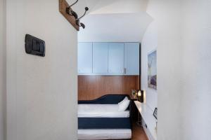 ein kleines Zimmer mit einem Bett und einem Flur in der Unterkunft Amazing Seaview in Santa Margherita by Wonderful Italy in Santa Margherita Ligure