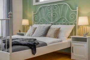 - une chambre avec un lit doté d'une tête de lit verte dans l'établissement King´s Road Residence, à Prague