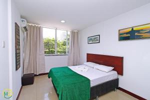 Ein Bett oder Betten in einem Zimmer der Unterkunft Studio reformado para 5 pessoas em Copacabana