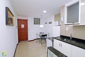 a kitchen with a sink and a table in it at Studio reformado para 5 pessoas em Copacabana in Rio de Janeiro