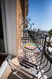 Balkón nebo terasa v ubytování The Originals Boutique, Hôtel Cassitel, Cassis