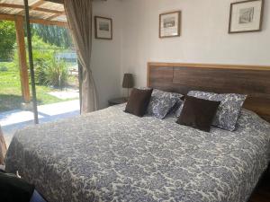 una camera da letto con letto, testiera e cuscini in legno di Casa de Campo Reina Margarita a Santa Cruz