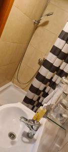un lavandino in bagno con rubinetto sopra di Rooms Stanic a Velika Gorica