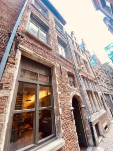 a brick building with a window on the side of it at B&B BedStarLine in Antwerp