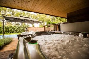 Bazén v ubytování Wellness Hasselt B&B nebo v jeho okolí