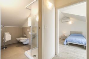 a bathroom with a shower and a bed and a toilet at Venice Golf residence in Venice-Lido +142 photos