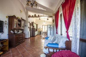 - un salon avec un canapé et une fenêtre dans l'établissement L' uliveto, à San Piero Patti
