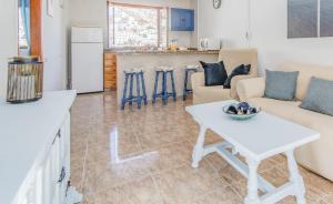 un salon avec un canapé et une table dans l'établissement Home2Book Puerto Rico Pool & Sun Apartment, à Puerto Rico